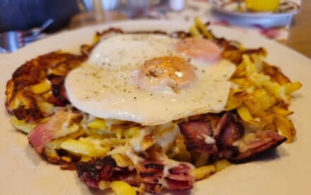 Bauern Rösti mit Speck, Käse und Ei